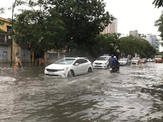 Mưa lớn tiếp tục ở nhiều tỉnh, cảnh báo ngập lụt nhiều khu vực tại Hà Nội