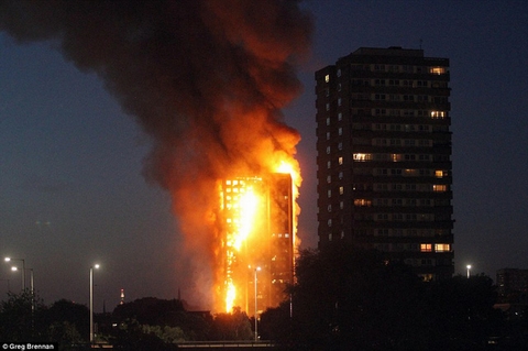 Chùm ảnh lửa nhấn chìm tòa chung cư 27 tầng ở London