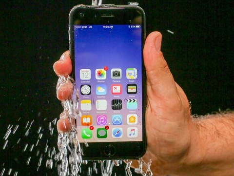 IPhone 7. Trong khi chờ đợi mô hình iPhone tiếp theo sẽ ra mắt mùa thu này, iPhone 7 vẫn đủ sức giữ cho Apple có tên trong bảng điện thoại thông minh tốt nhất năm 2017 tính đến thời điểm này. Tính năng mới nổi bật của mô hình thiết kế cong này : tính chống thấm và bộ xử lý mới giúp tăng độ sáng màn hình. Mô hình 4,7 inch này được trang bị (lần đầu tiên) một bộ cảm biến ảnh với chức năng ổn định quang, tính năng trước đây gọi là “Thêm nữa” (More). Phiên bản giá mềm nhất của iPhone 7 là 32 GB, không có jack. Đối với những người muốn đổi điện thoại thông minh trong khi vẫn muốn dùng hệ điều hành iOS thì đây là lựa chọn tốt nhất cho họ.