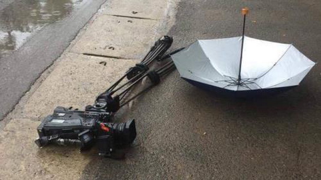 Xe ô tô đâm hỏng máy quay phim của phóng viên Đài Truyền hình Việt Nam. Ảnh: Soha