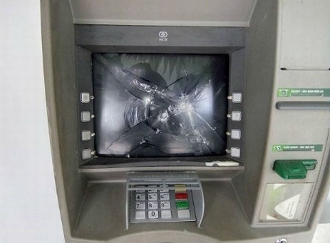 Phê ma tuý, ngang nhiên đập phá cây ATM