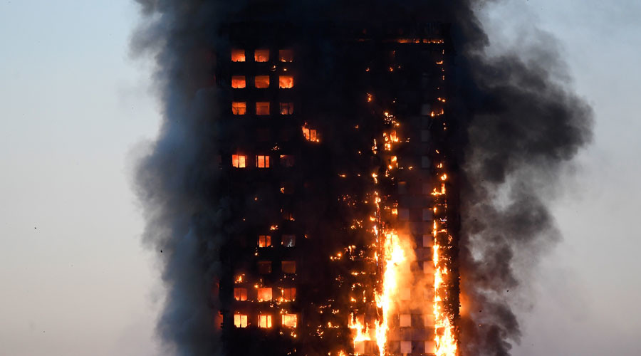 Hình ảnh tòa nhà bốc cháy ngùn ngụt