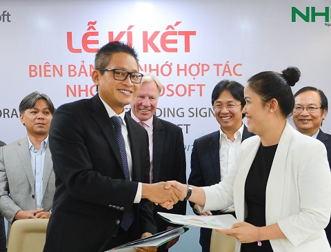 Tổng Giám đốc Microsoft Việt Nam - ông Vũ Minh Trí ký kết cùng đại diện Tập đoàn Nguyễn Hoàng.