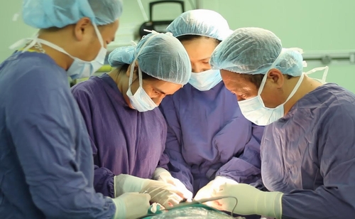 GS Trần Thiết Sơn (ngoài cùng bên phải) tiến hành ca phẫu thuật cho ông Sứ