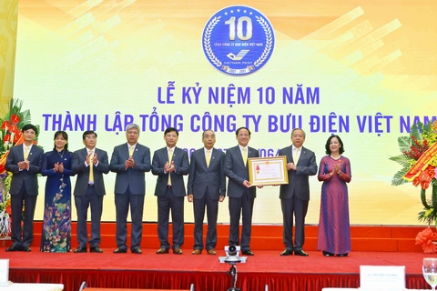 Thay mặt Lãnh đạo Đảng và Nhà nước, bà Trương Thị Mai, Ủy viên Bộ chính trị, Bí thư TW Đảng trao tặng Huân chương Lao động Hạng Ba cho TCT Bưu điện Việt Nam.