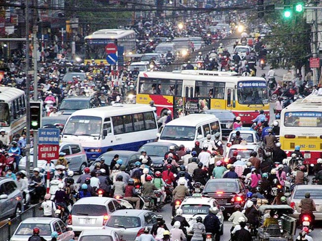 Cấm xe máy tại Hà Nội tiếp tục gây tranh cãi