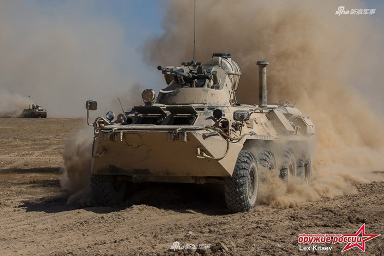 Dễ nhận thấy các xe thiết giáp chở quân BTR-82A cùng nhiều khí tài khác đều được sơn màu phù hợp với địa hình sa mạc. Nguồn ảnh: Arms-Expo 