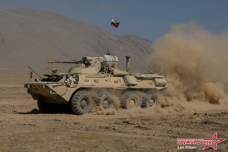 Xe thiết giáp chở quân BTR-82A phi nước đại trên sa mạc. Dòng xe này hiện cũng được Nga triển khai ở Syria rất hiệu quả. Nguồn ảnh: Arms-Expo 