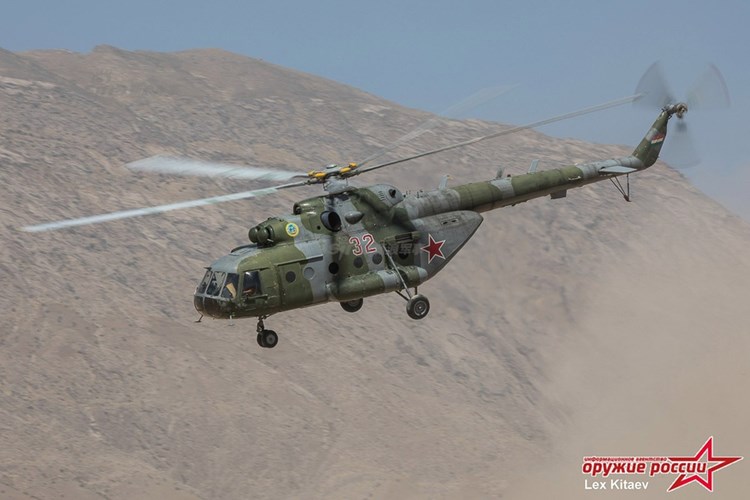 Tất nhiên bên cạnh đó còn có cả trực thăng Mi-8. Nguồn ảnh: Arms-Expo 