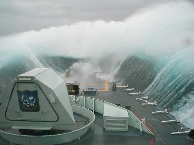  Ngoài ra, nguy hiểm hơn nữa đó là khi tàu bị sóng liên tục và rung lắc mạnh, thủy thủ đoàn trong boong dưới chắc chắn sẽ bị thương tích do va đập, nặng có thể dẫn tới tử vong. Nguồn ảnh: Flickr.