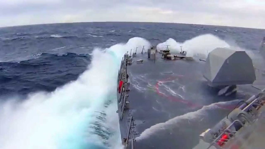 Tàu chiến hiện đại đối đầu với bão biển như thế nào?
