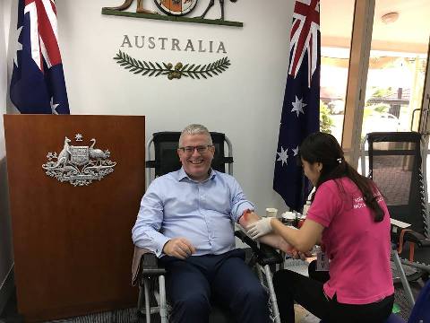 Đại sứ Australia tại Việt Nam tham gia hiến máu tình nguyện
