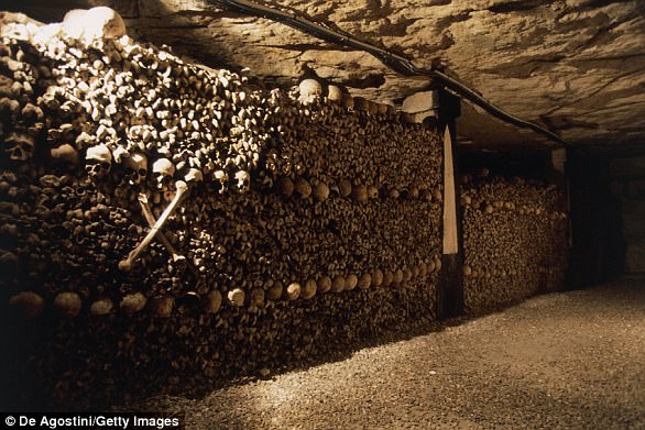 Khu hầm mộ dưới lòng đất ở Paris, Pháp.
