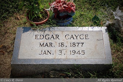  Quả thực, nhà tiên tri Cayce qua đời vì một cơn đột quỵ vào ngày 3/1/1945. Sau đó, ông được chôn cất tại Hopkinsville, Kentucky, nơi ông chào đời. 