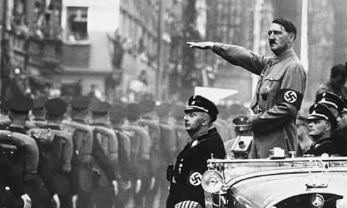  Tháng 1/1934, Edgar Cayce dự đoán Adolf Hitler sẽ lên nắm quyền tại Đức. Đến tháng 08/1935, ông tiên đoán Hitler vẫn sẽ nắm quyền cho đến khi “bị đánh bại hoàn toàn bởi một cuộc chiến bên ngoài”. 