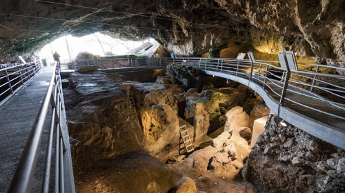 Hang Theopetra có bằng chứng về sự định cư liên tục của con người suốt 130.000 năm qua. Bức tường 23.000 năm tuổi ở miệng hang được coi là một trong những cấu trúc nhân tạo lâu đời nhất thế giới.