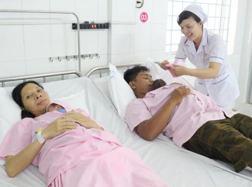 Hai bé đều đang được thực hiện phương pháp Kangaroo (tiếp xúc da kề da) với cha và mẹ tại bệnh viện. Ảnh: Thanh Sang-TTXVN./.