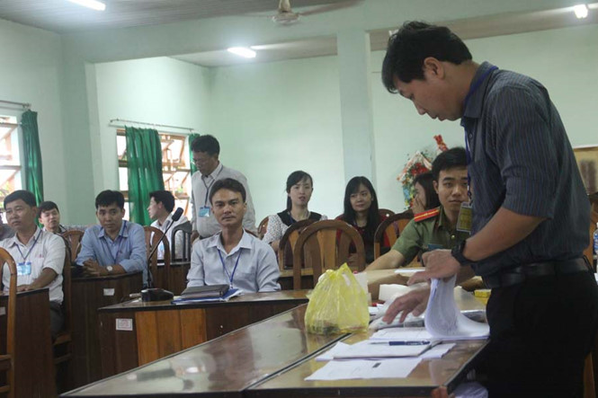 Giao đề thi cho giám thị tại điểm thi Trường THPT Đức Tân (H.Hàm Tân, tỉnh Bình Thuận)