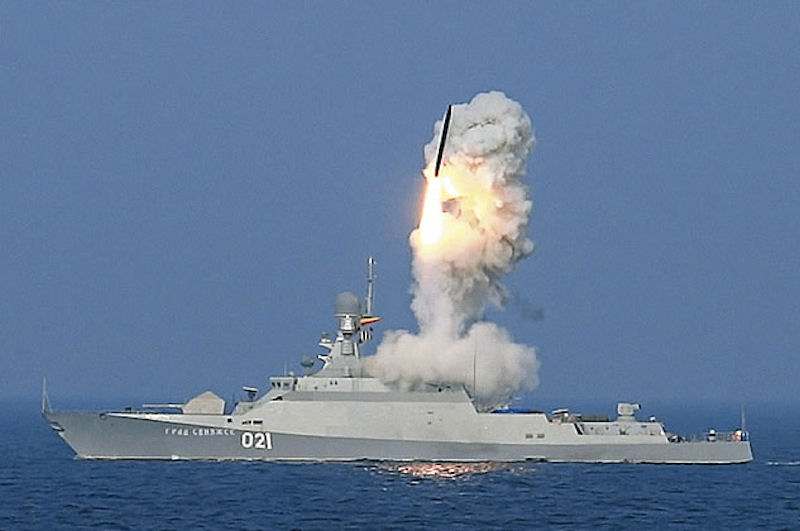 Các tên lửa họ Kalibr có một nguồn gốc phát triển chung là tên lửa hành trình chiến lược KS-122, của hệ thống S-10 Granat, có tầm phóng xa hơn 2.500 km, có khả năng mang 1 đầu đạn hạt nhân 100kt do Viện OKB Novator phát triển, được biên chế cho Hải quân Liên Xô năm 1984. Trong hệ thống tên lửa Kalibr, ngoài các loại ngư lôi và tên lửa chống ngầm, phiên bản đối hạm cơ sở được định danh là 3M-54, còn phiên bản tấn công mặt đất cơ sở là 3M-14.v