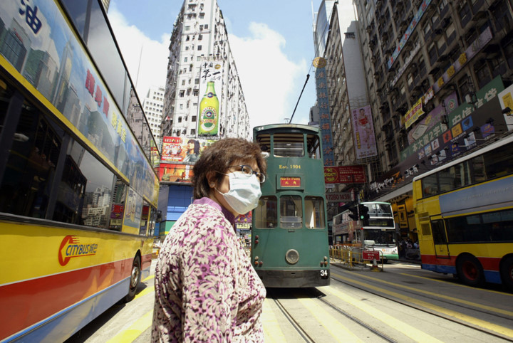 Một con phố đông đúc và nhỏ hẹp của Hong Kong. Ảnh: Getty.