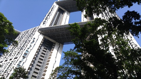 Không chỉ tại các khu tài chính, văn phòng mà ngay cả các chung cư tại Singapore cũng được thiết kế cao tầng. Chỉ có điều, tòa nhà nào cũng nỗ lực đưa cây xanh vào các khối nhà, vậy nên dù đất có chật, nhưng Singapore chẳng bao giờ tắc đường và luôn xanh. 