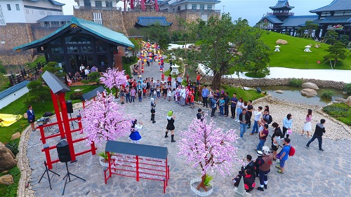 Mùa hè 2016, Tết Nguyên đán 2017, dịp lễ 30/4- 1/5 vừa qua, Sun World Halong Park lúc nào cũng hút khách. Bảo tàng tượng sáp, Vườn Nhật trên đỉnh Ba Đèo, Vòng quay mặt trời, Làn trượt Samurai, Khu vui chơi trong nhà Kido Land… cả một thế giới những niềm vui, những lễ hội liên tục tổ chức ở Sun World Halong Complex đã đánh thức thành phố di sản và đem đến một nguồn khách mới cho Hạ Long.