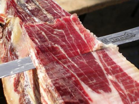 Thịt lợn đen muối đắt nhất thế giới hút khách tại Việt Nam