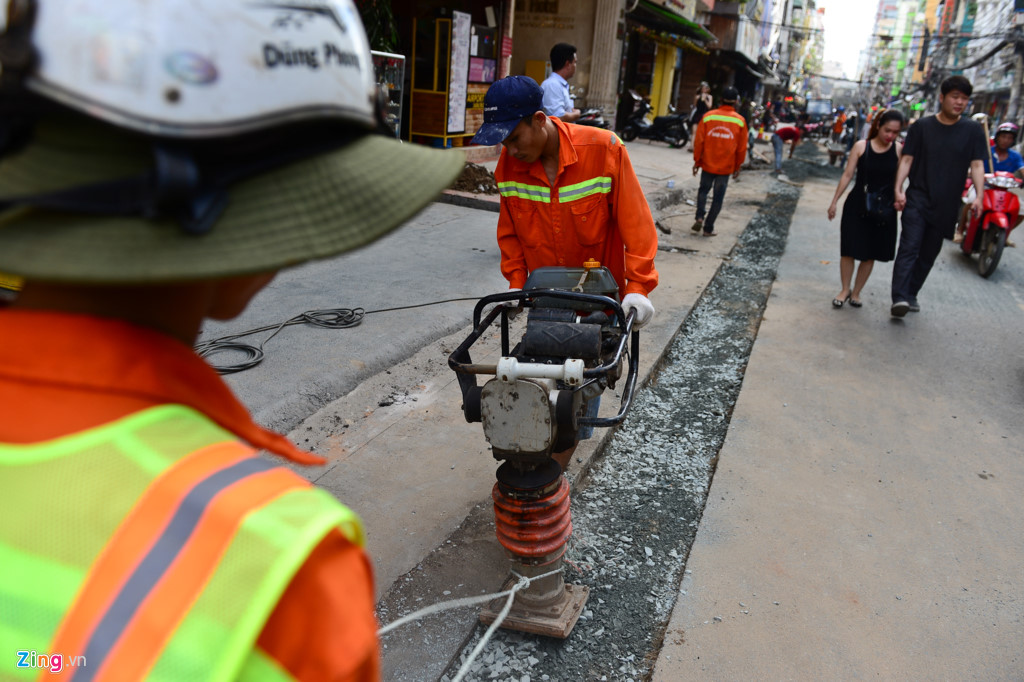 Khoảng 50 công nhân làm việc suốt chiều dài 1.400 m đường Bùi Viện (phường Phạm Ngũ Lão, quận 1) từ đầu tháng 6 để tiến hành nâng cấp, sửa chữa con phố.