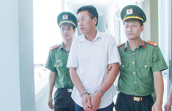 Thi hành lệnh bắt tạm giam Lê Quang Vịnh, nguyên Phó Chủ tịch UBND xã Hải Yến.