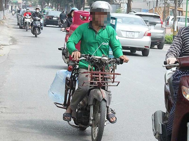 Xe máy cũ nát chạy trên đường phố Hà Nội