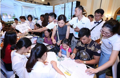 Hàng trăm khách chờ đăng ký giao dịch condotel FLC Hạ Long.