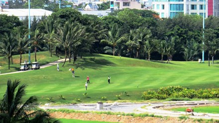 Sân golf trong sân bay Tân Sơn Nhất gây bức xúc dư luận. 