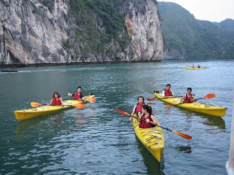 Một số khu vực trên Vịnh Hạ Long được hoạt động dịch vụ kayak, đò chèo tay