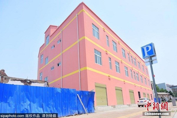 Ngôi nhà 3 tầng với lớp sơn màu hồng nổi bật ở thành phố Trịnh Châu (Hà Nam, Trung Quốc) rất đẹp mắt khi đứng ở góc trước. Ảnh: Chinanews.