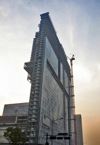 Còn đây là tòa nhà 50 tầng với mặt bên rộng rãi nhưng bề rộng lại chỉ vỏn vẹn vài mét khiến người qua đường hốt hoảng. Ảnh: Chinanews.