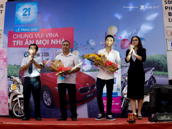 Ông Bùi Khắc Thuỵ Khanh - PGĐ và bà Phạm Hồng Hà - Phó Giám đốc Trung tâm kinh doanh VNPT TP.HCM trao biểu trương của giải ngày là xe máy Piaggo Liberty ABS cho khách hàng Lê Hải (thứ 2, từ trái) và Nguyễn Hữu Nam (thứ 3, từ trái).