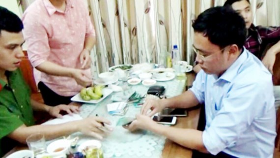 Ông Lê Duy Phong bị bắt quả tang khi đang nhận tiền của một doanh nghiệp tại một nhà hàng ở TP Yên Bái