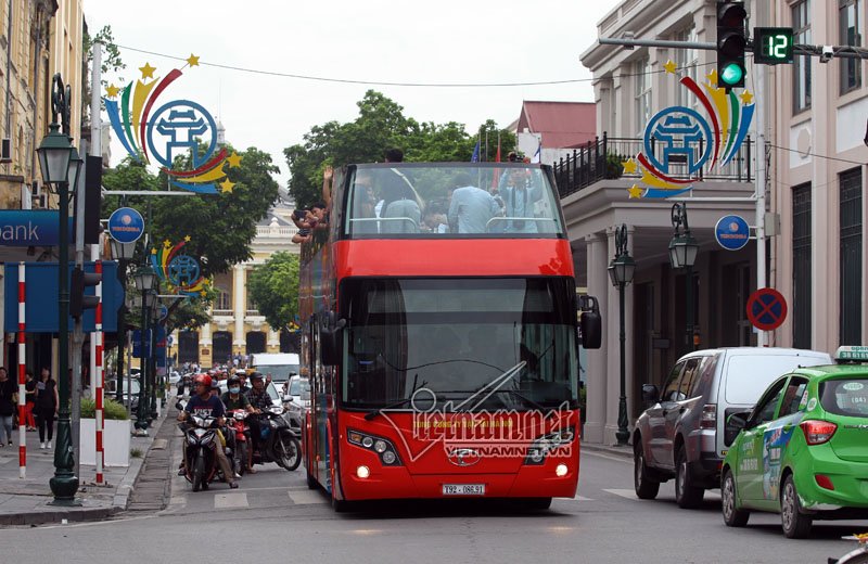 Hà Nội lựa chọn xe buýt hai tầng có không gian mở, để cho khách du lịch có không gian, tầm nhìn thoáng, quan sát, chụp hình các danh lam thắng cảnh của Hà Nội