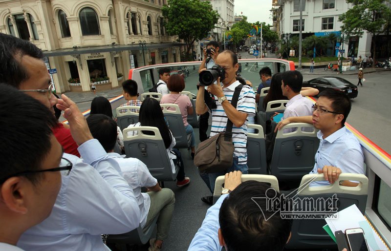 Thích thú dạo phố Hà Nội trên xe buýt 2 tầng sặc sỡ