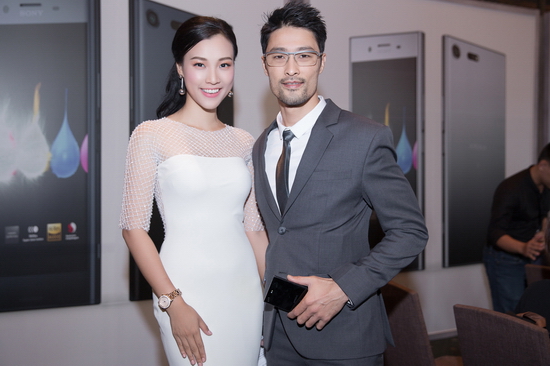 Sánh đôi cùng Hoàng Oanh trên sân khấu là Johnny Trí Nguyễn. Nam diễn viên mặc lịch lãm, thu hút với gương mặt phong trần. 