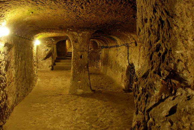 Cho tới nay, cấu trúc của thành phố ngầm vẫn còn khá nguyên vẹn, với đường hầm và các căn phòng.