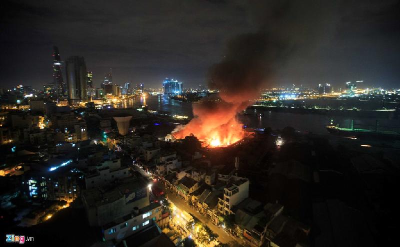 Khoảng 11h khuya 22/6, một vụ cháy lớn xảy ra trong nhà kho ở cảng Sài Gòn, khu vực giao lộ Hoàng Diệu - Nguyễn Tất Thành (quận 4, TP.HCM). Ảnh: 