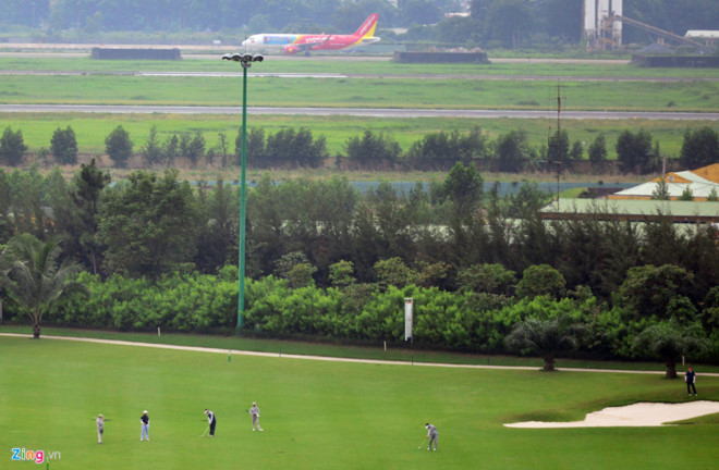 Sân Golf hoạt dộng cạnh đường băng ở sân bay Tân Sơn Nhất. Ảnh: Lê Quân.