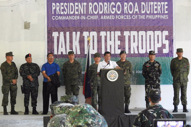 Ông Duterte phát biểu trước lực lượng quân đội tại một căn cứ quân sự ở đảo Mindanao ngày 2/6. (Nguồn: Reuters)