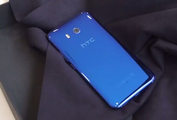 Đáng lưu ý, camera của HTC U11 đạt 90 điểm, đánh giá bởi DxOMark - chuyên trang chuyên đánh giá máy ảnh nổi tiếng thế giới. Như vậy điện thoại của HTC hiện có khả năng chụp hình cũng như quay phim xuất sắc nhất hiện nay, vượt qua cả các đối thủ hiện tại như iPhone 7 hay Galaxy S8. 