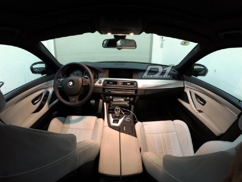 Không gian nội thất của BMW M5 F10 đậm chất thể thao và được bài trí sang trọng 