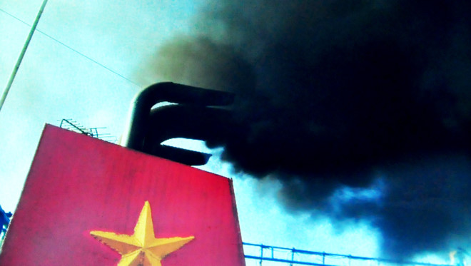 Do phần máy chính liên tục hỏng nên mỗi khi khởi động tàu của ông Đinh Công Khánh (ngụ huyện Phù Cát) thải khói đen cả vùng trời cảng Đề Gi. Ảnh: Minh Hoàng.