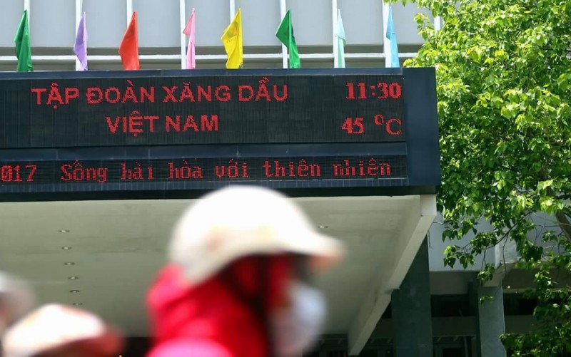Người Hà Nội vật lộn với nắng nóng