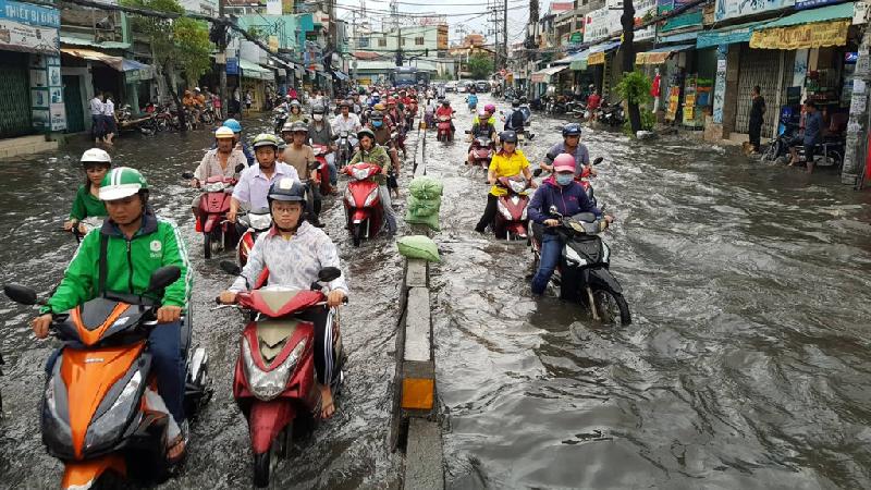 Chiều 21/6, sau cơn mưa lớn, nhiều tuyến đường ở Sài Gòn ngập nặng. Xe cộ chết máy hàng loạt.