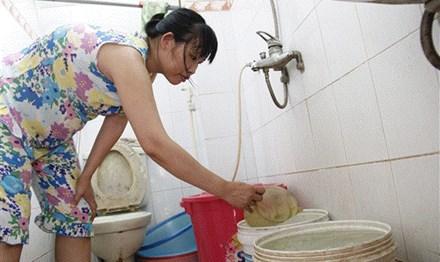 Bị khách sạn hút hết nước sạch, hàng trăm hộ dân ở quận Sơn Trà phải túc trực tích nước nhỏ giọt từ vòi suốt ngày đêm. Ảnh: Thanh Trần.